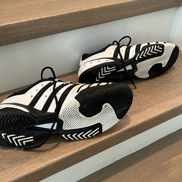 Adidas golf shoes. - Picture 2 of 3